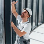 Dlaczego okna plastikowe przepuszczają zimno i jak to naprawić?